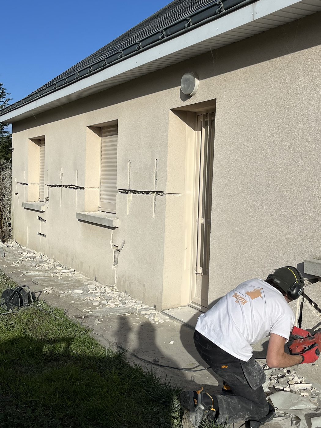 Vue d'un chantier Batfix d'agrafage de fissures sur une façade