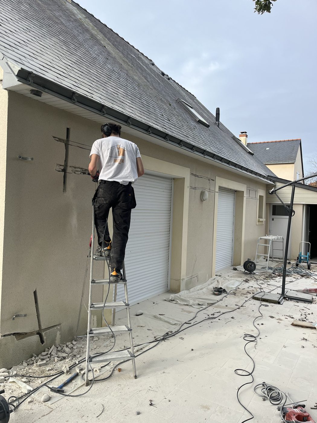 Artisan Batfix en intervention sur une façade fissurée