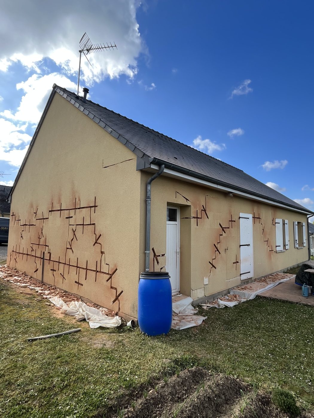 Chantier sinistre fissures importantes — façade entièrement agrafée