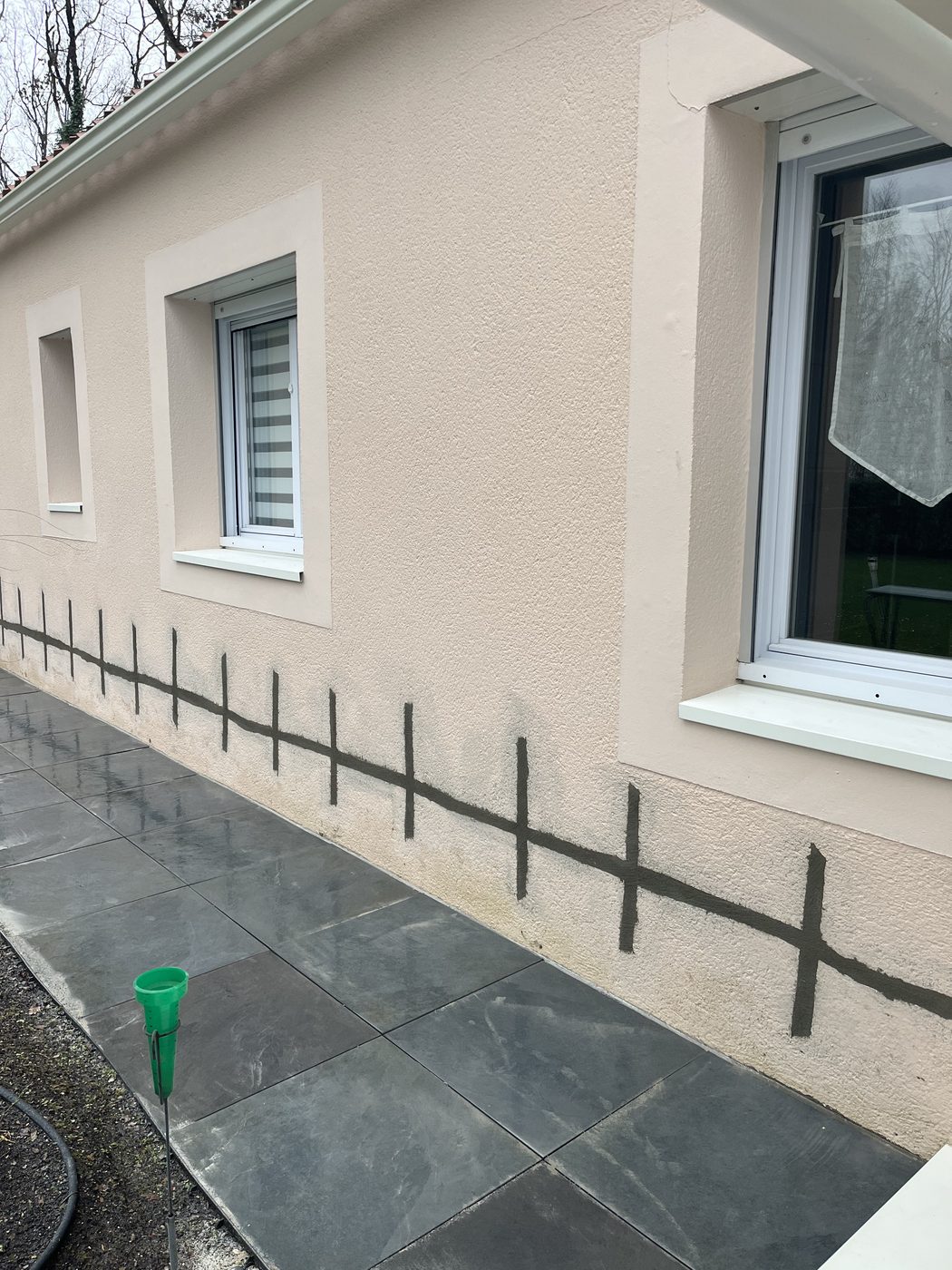 Façade après agrafage propre, prête pour ravalement